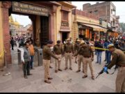 काशी विश्वनाथ मंदिर के गेट पर मची अफरा-तफरी: PAC जवान की कार्बाइन गिरने से हुई मिसफायरिंग, 3 लोग घायल